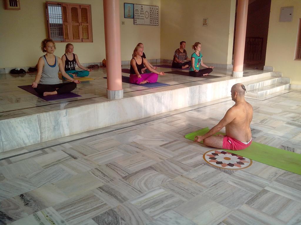 Sri Yoga Mandir Hotel Varanasi Exterior photo